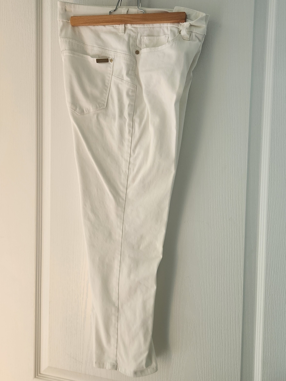 White Slim Fit Women’s Chico Jeans. Soft Lifting Crop. O.5